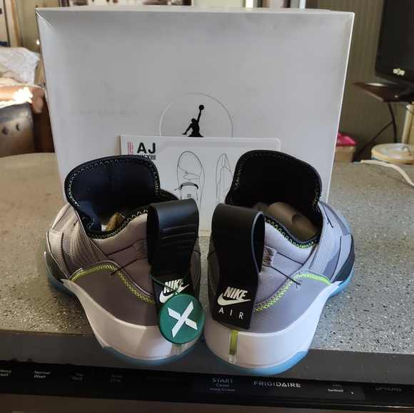 2019 Michael Jordan's 33SE SE color cement gray $175 OBO - Picture 5 of 12